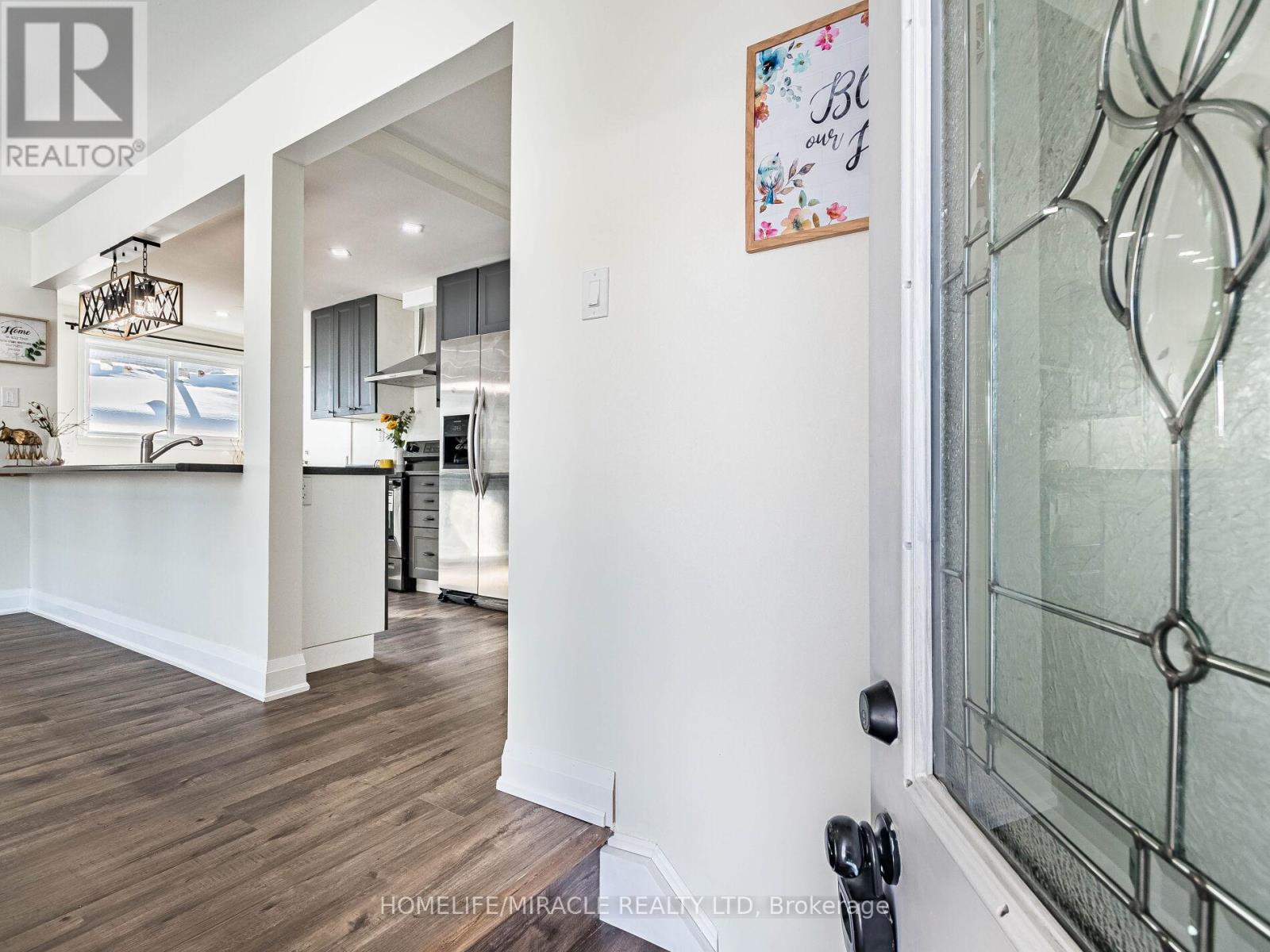 36 Mclaughlin Road N, Brampton (Northwood Park), Ontario  L6X 1Y5 - Photo 6 - W12738714