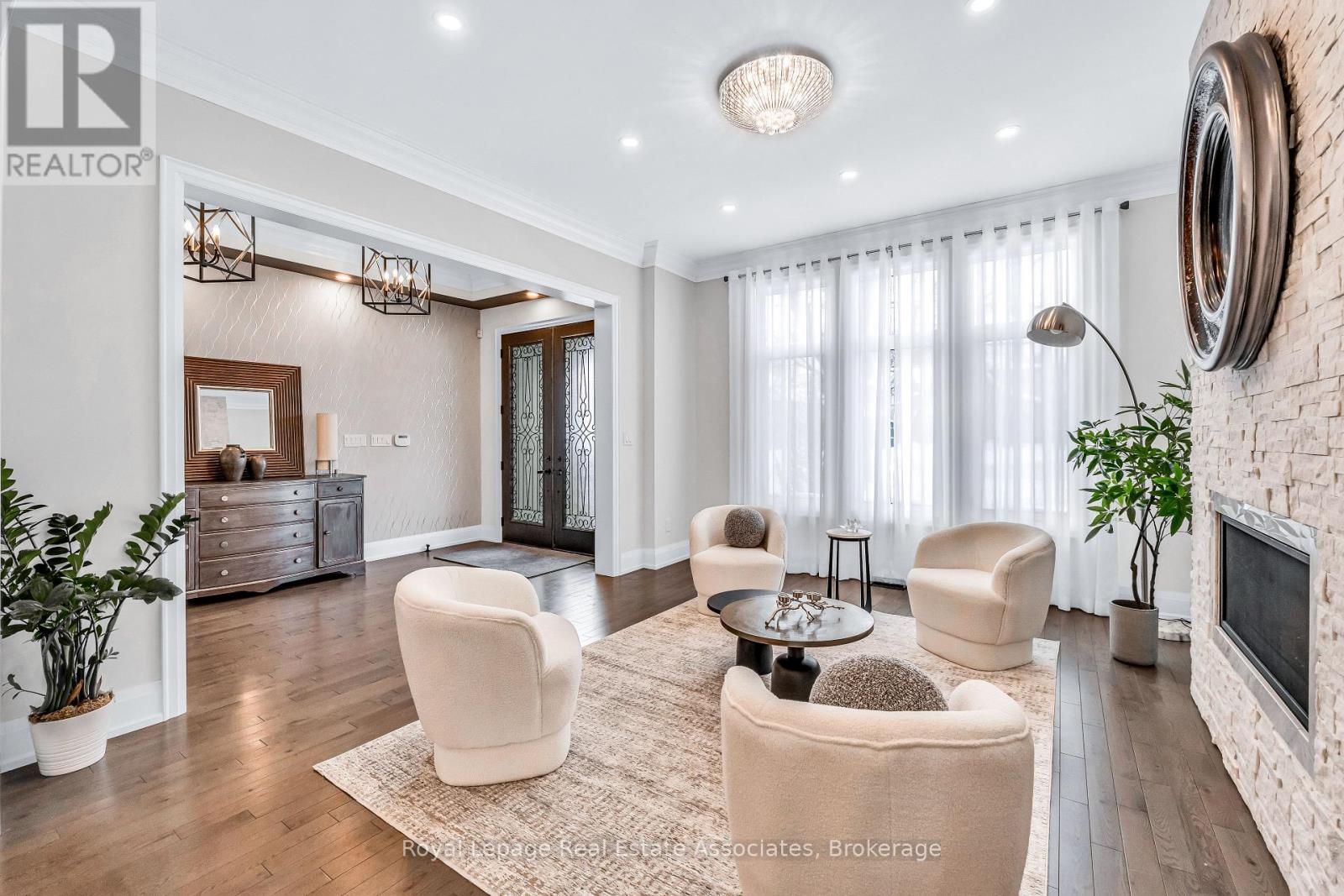 1285 Mineola Gardens, Mississauga, Ontario  L5G 3Y5 - Photo 3 - W12738704