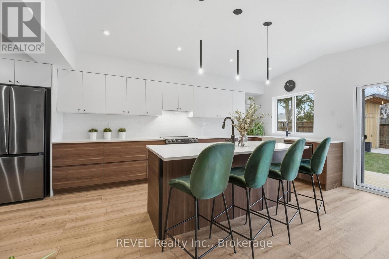 18 Lincoln Avenue, St. Catharines (Oakdale), Ontario  L2P 2C6 - Photo 3 - X12738884