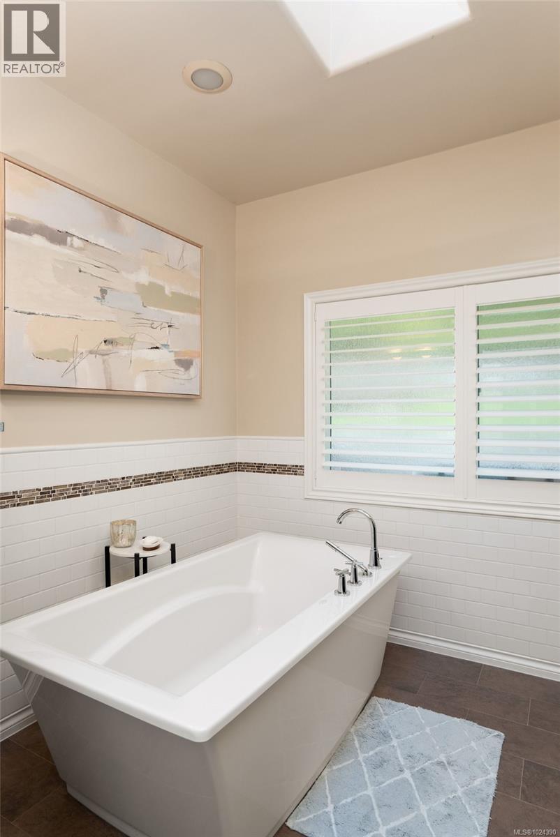 4652 Boulderwood Dr, Saanich, British Columbia V8Y 3G5 - Photo 28 - 1024390