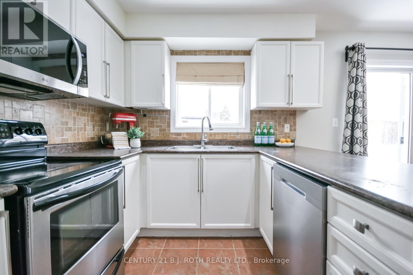 47 Maple Crown Terrace, Barrie (Innis-Shore), Ontario L4M 7H9 - Photo 10 - S12739012