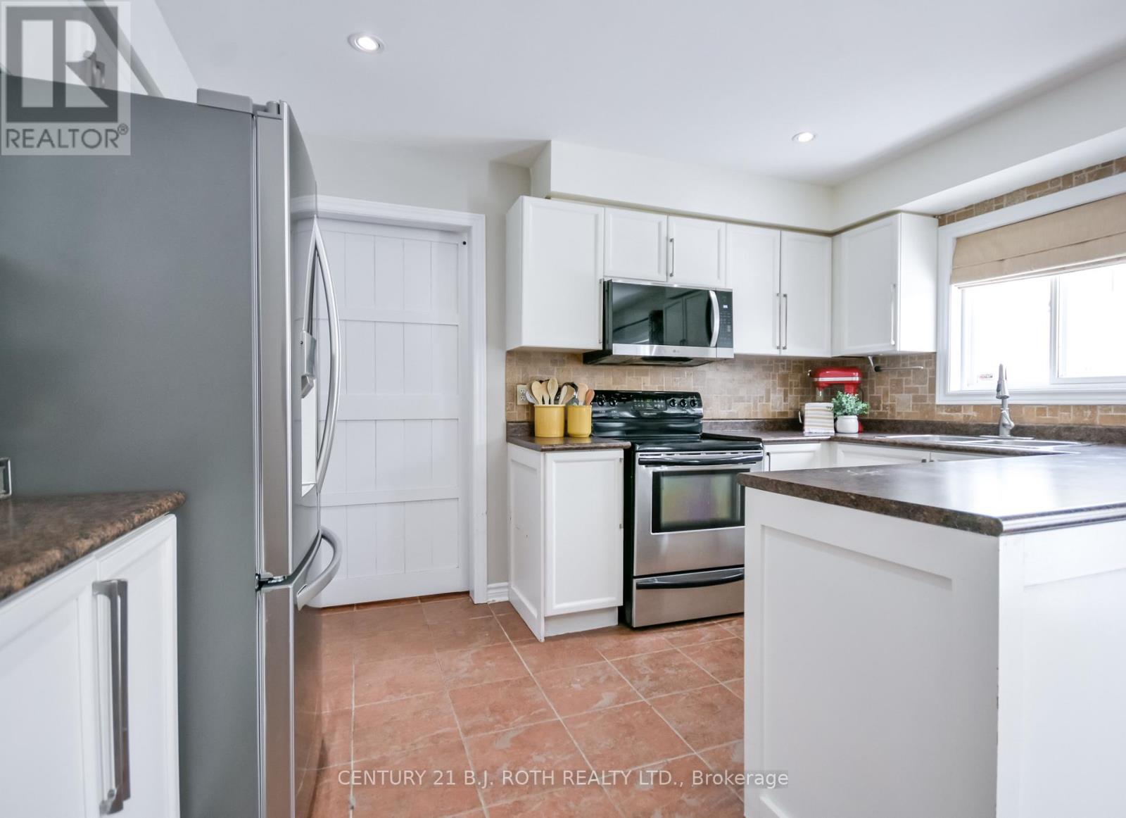 47 Maple Crown Terrace, Barrie (Innis-Shore), Ontario L4M 7H9 - Photo 11 - S12739012