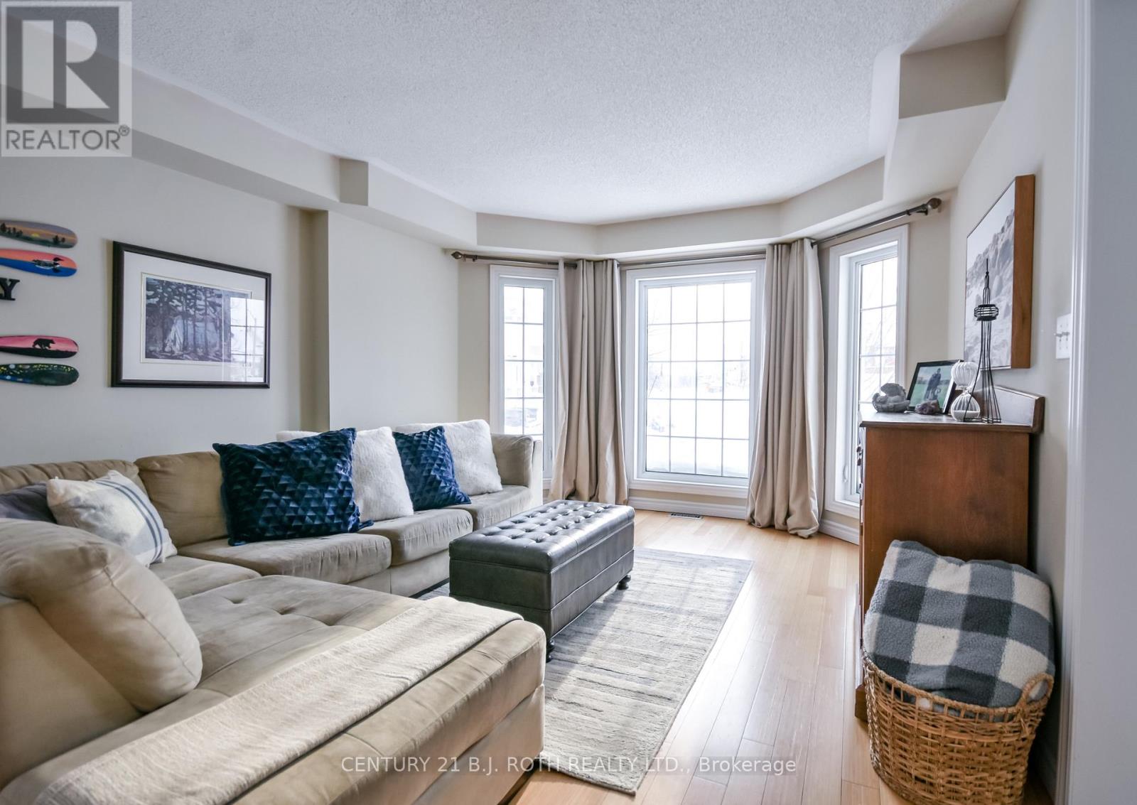 47 Maple Crown Terrace, Barrie (Innis-Shore), Ontario L4M 7H9 - Photo 4 - S12739012