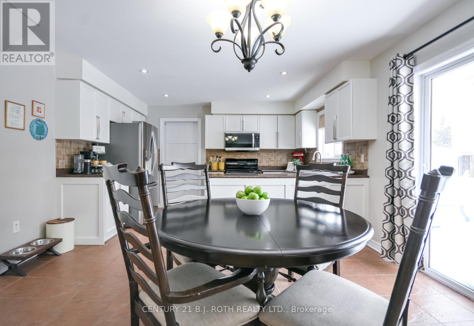 47 Maple Crown Terrace, Barrie (Innis-Shore), Ontario L4M 7H9 - Photo 9 - S12739012