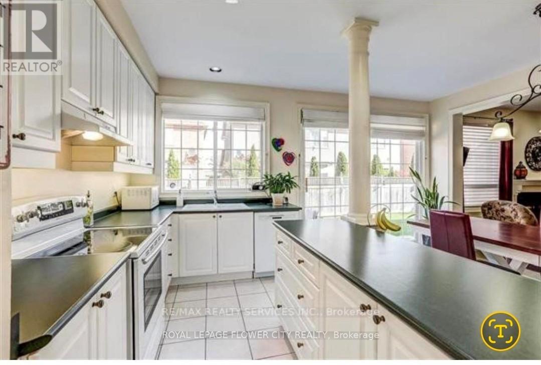 23 Merlin Drive, Brampton, Ontario  L6P 1E9 - Photo 4 - W12738910