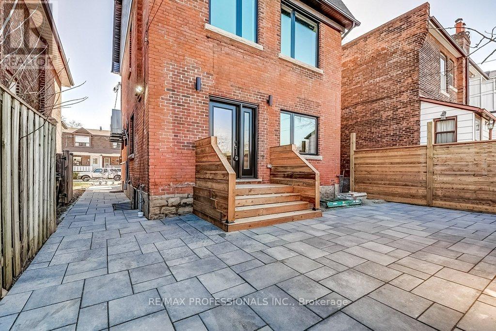 Lower - 238 Fairview Avenue, Toronto, Ontario  M6P 3A5 - Photo 3 - W12738914