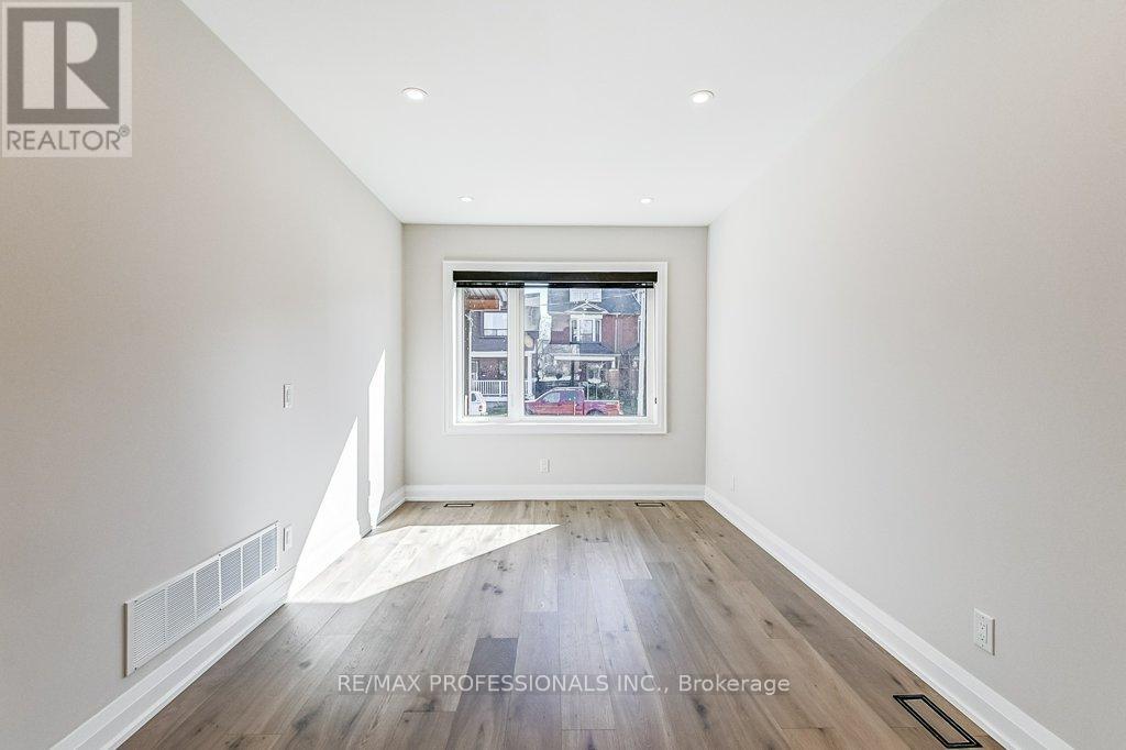 Lower - 238 Fairview Avenue, Toronto, Ontario  M6P 3A5 - Photo 7 - W12738914