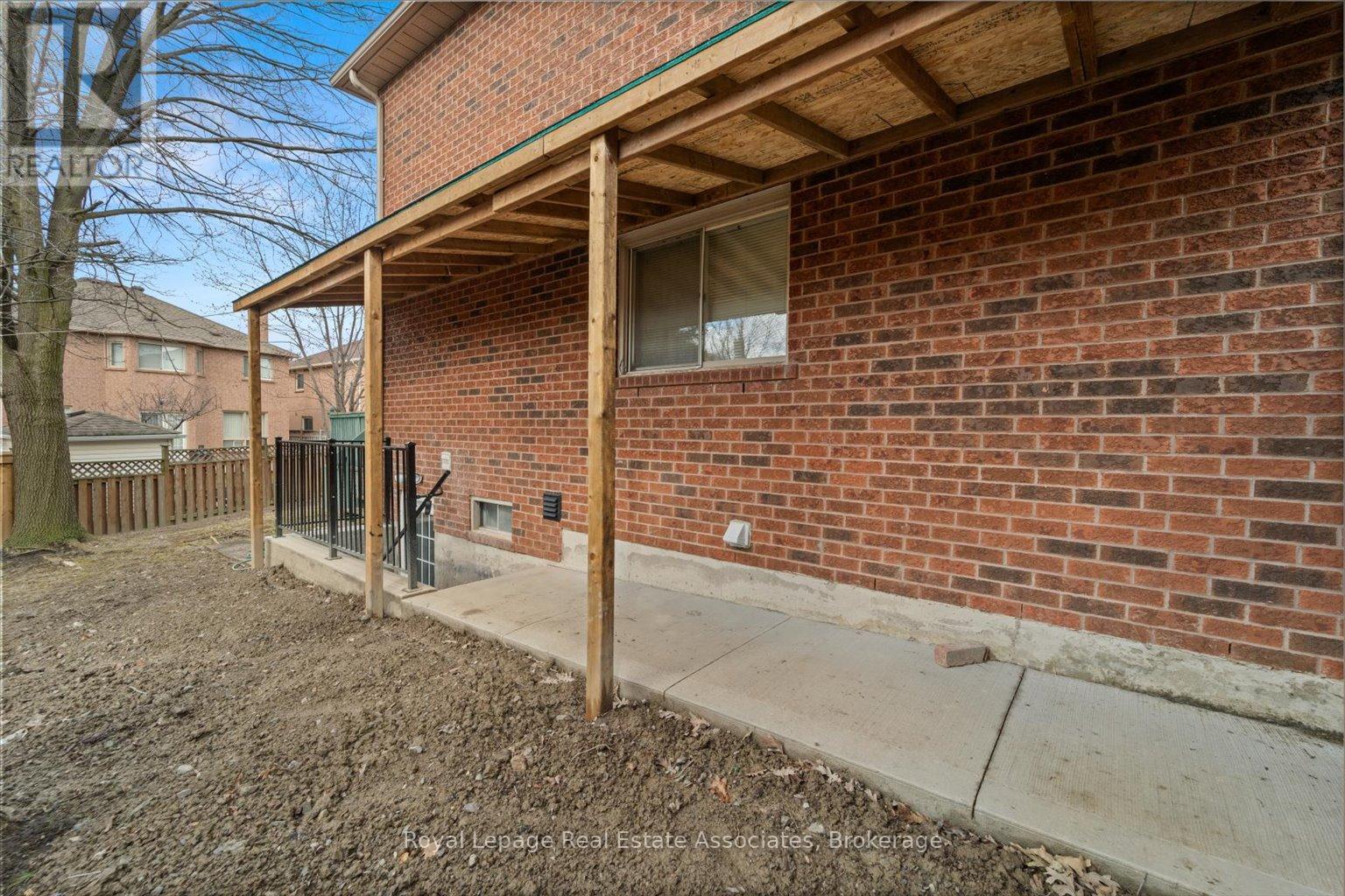 Lower - 1409 Grist Mill Court, Mississauga, Ontario  L5V 1S5 - Photo 21 - W12738936