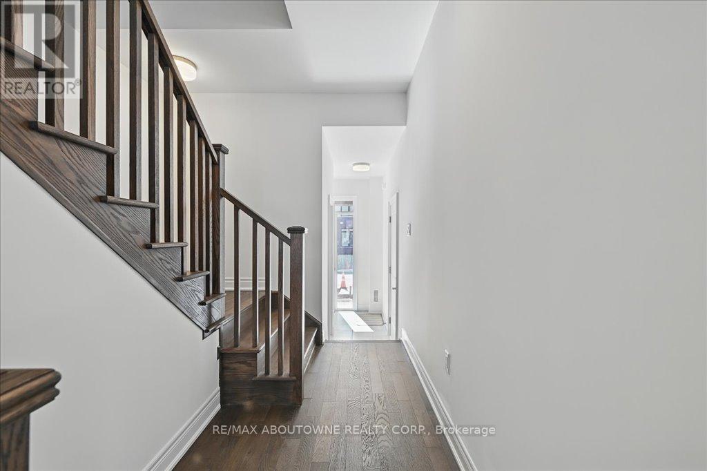 13 - 2184 Postmaster Drive, Oakville, Ontario  L6M 3X1 - Photo 4 - W12738938