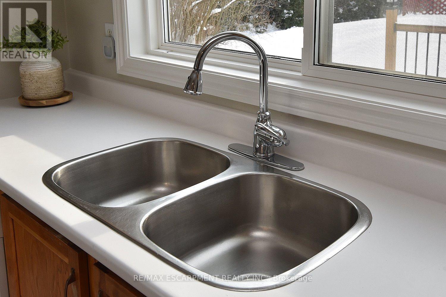 552 Hull Court, Burlington, Ontario  L7N 3C9 - Photo 14 - W12738954