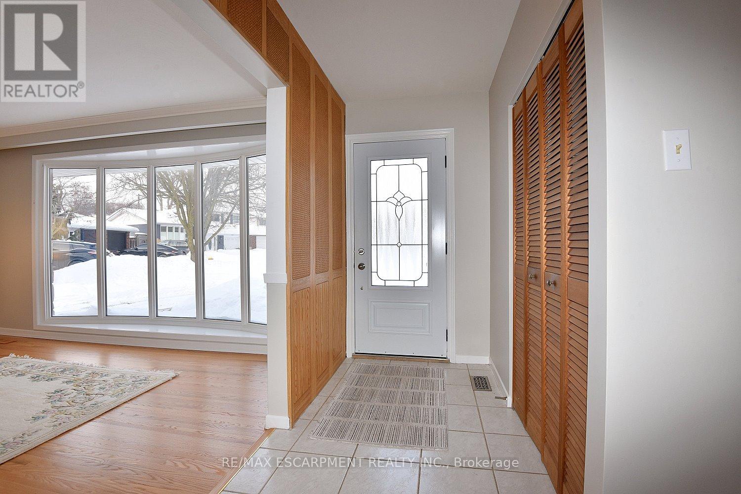 552 Hull Court, Burlington, Ontario  L7N 3C9 - Photo 3 - W12738954