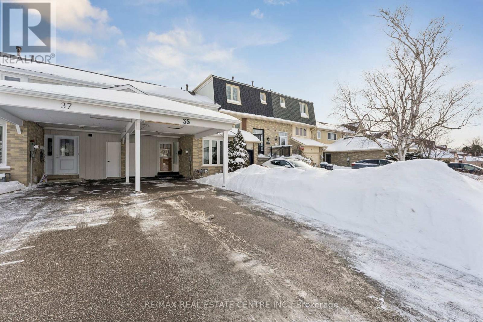 35 Primrose Crescent, Brampton, Ontario  L6Z 1E1 - Photo 2 - W12738966