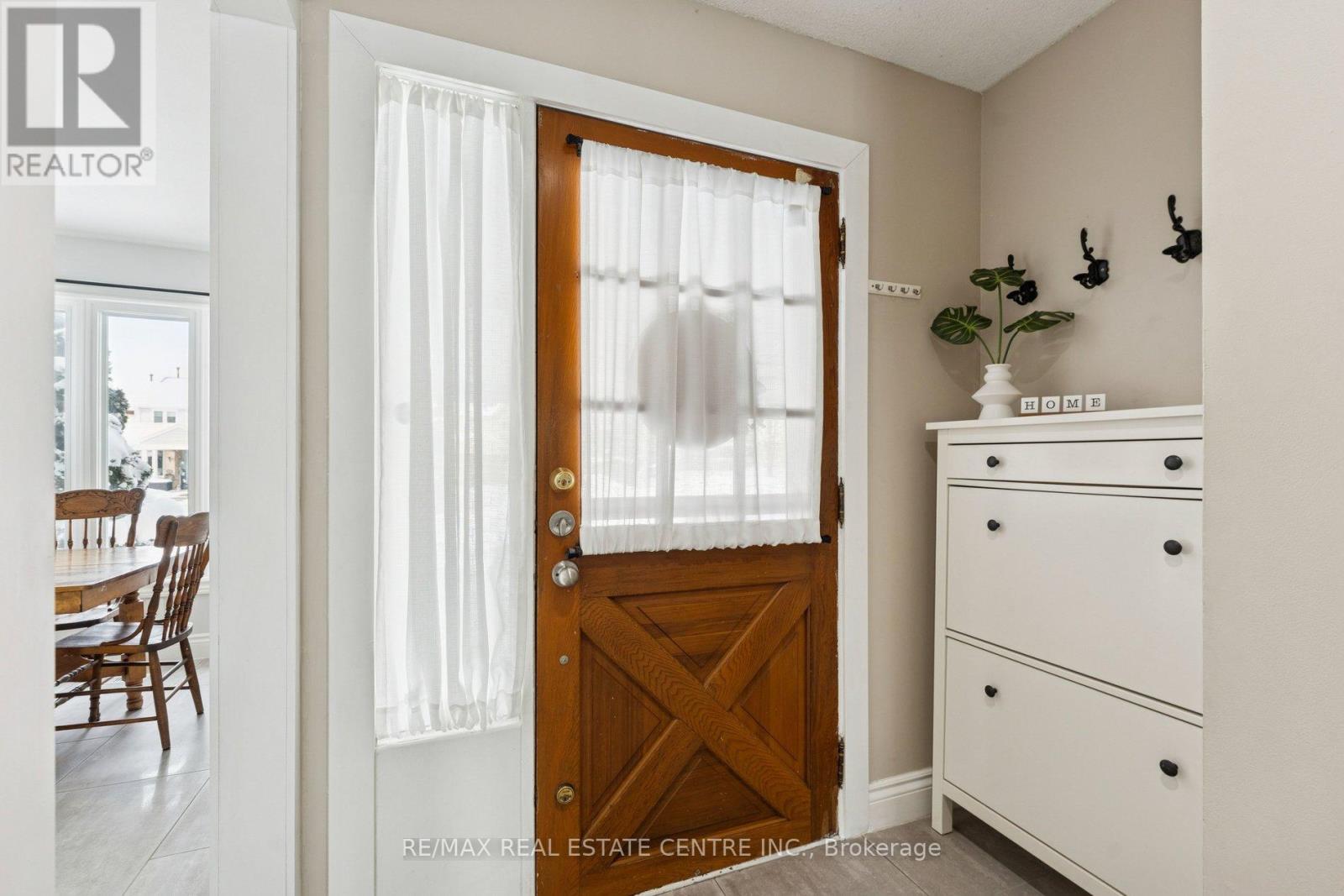 35 Primrose Crescent, Brampton, Ontario  L6Z 1E1 - Photo 4 - W12738966