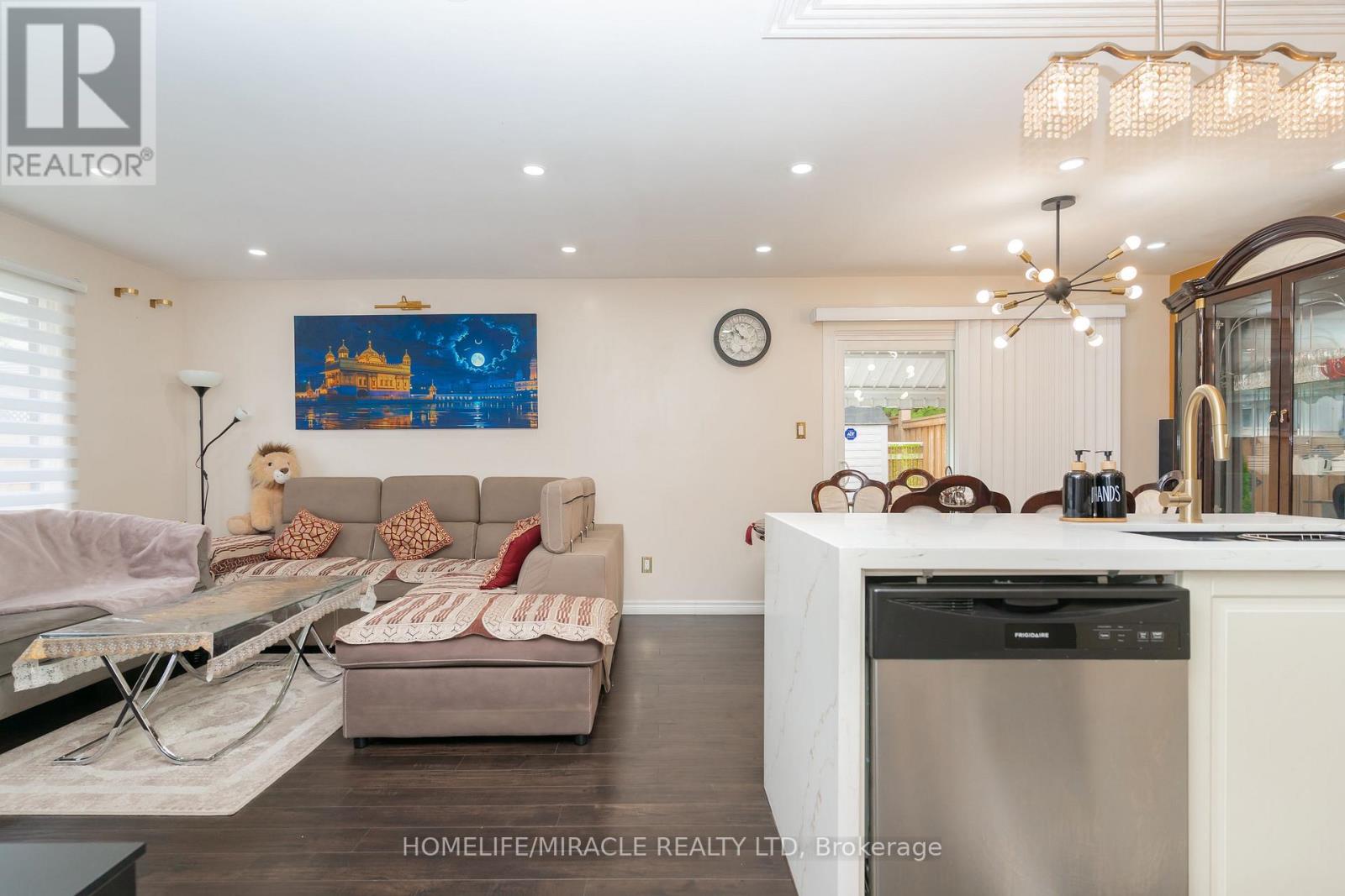 10 Huntingwood Crescent, Brampton, Ontario  L6S 1S6 - Photo 4 - W12738986