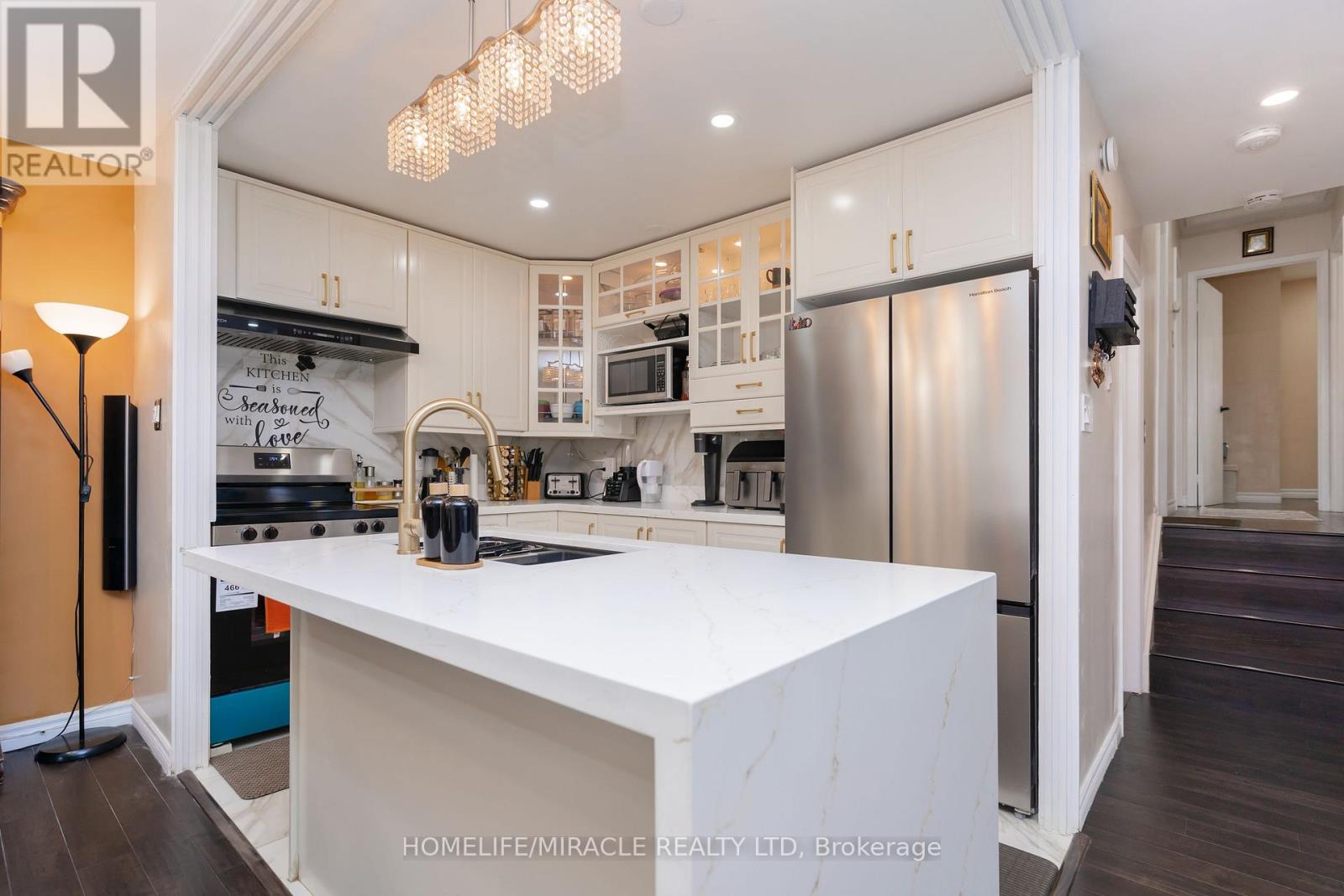 10 Huntingwood Crescent, Brampton, Ontario  L6S 1S6 - Photo 9 - W12738986