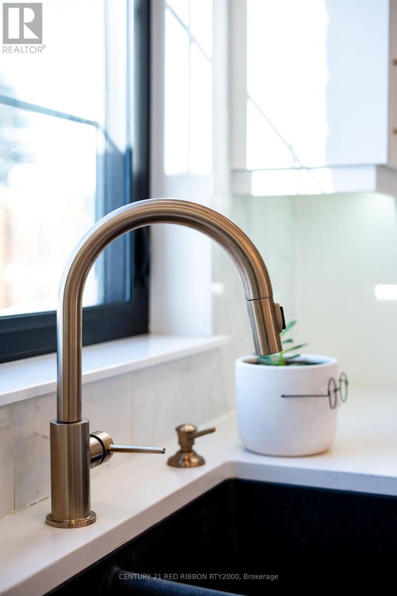 Photo 10 of 50 for 18 Mcnab Street