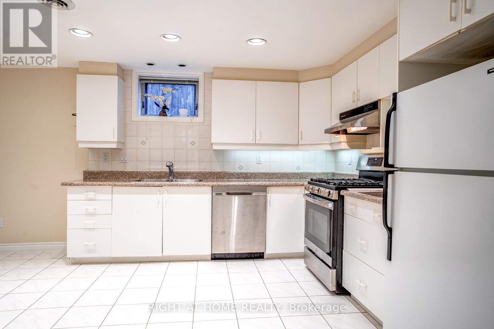 1579 Ogden Avenue E, Mississauga, Ontario  L5E 2H9 - Photo 8 - W12737460