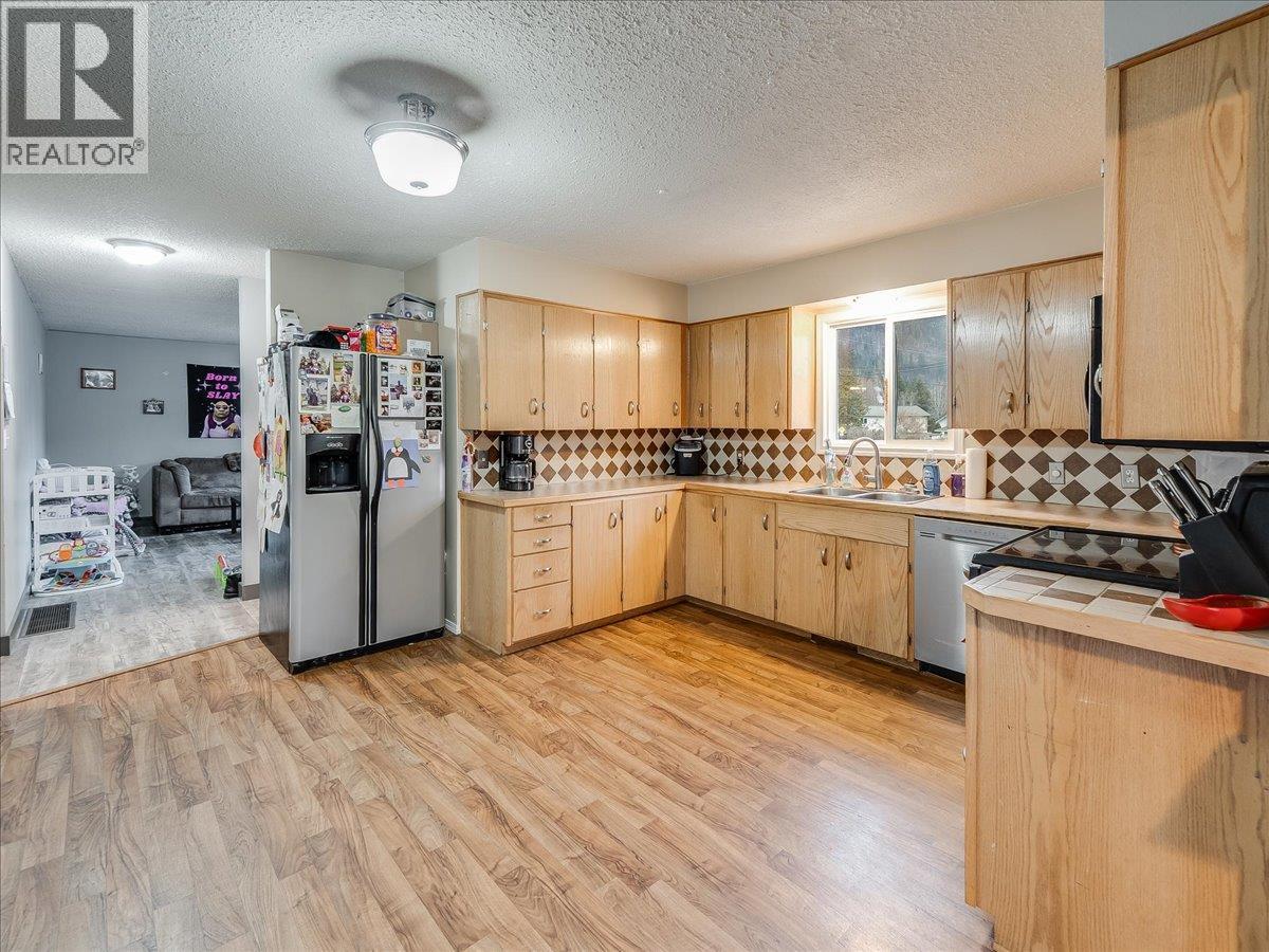 29 Kootenay Avenue N, Fruitvale, British Columbia V0G 1L0 - Photo 12 - 10373907