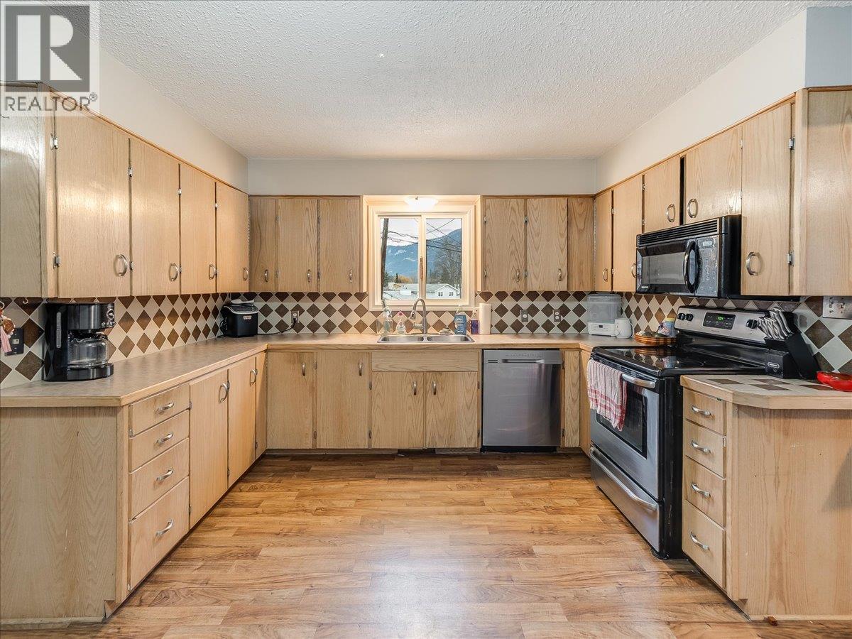 29 Kootenay Avenue N, Fruitvale, British Columbia V0G 1L0 - Photo 13 - 10373907