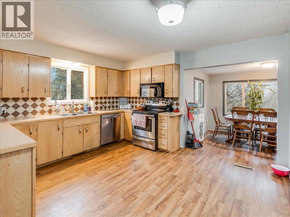 29 Kootenay Avenue N, Fruitvale, British Columbia V0G 1L0 - Photo 14 - 10373907