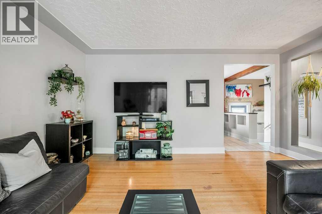 7815 36 Avenue Nw, Calgary, Alberta  T3B 1V5 - Photo 8 - A2255036
