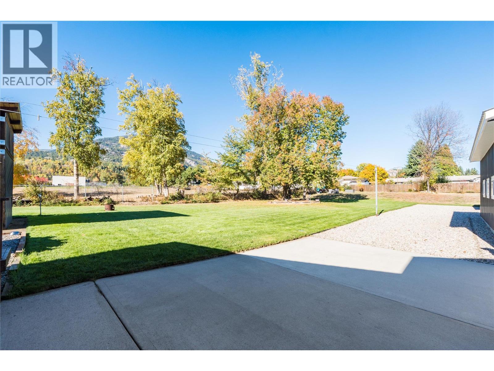 223 102nd Street, Castlegar, British Columbia V1N 3E5 - Photo 8 - 10374027