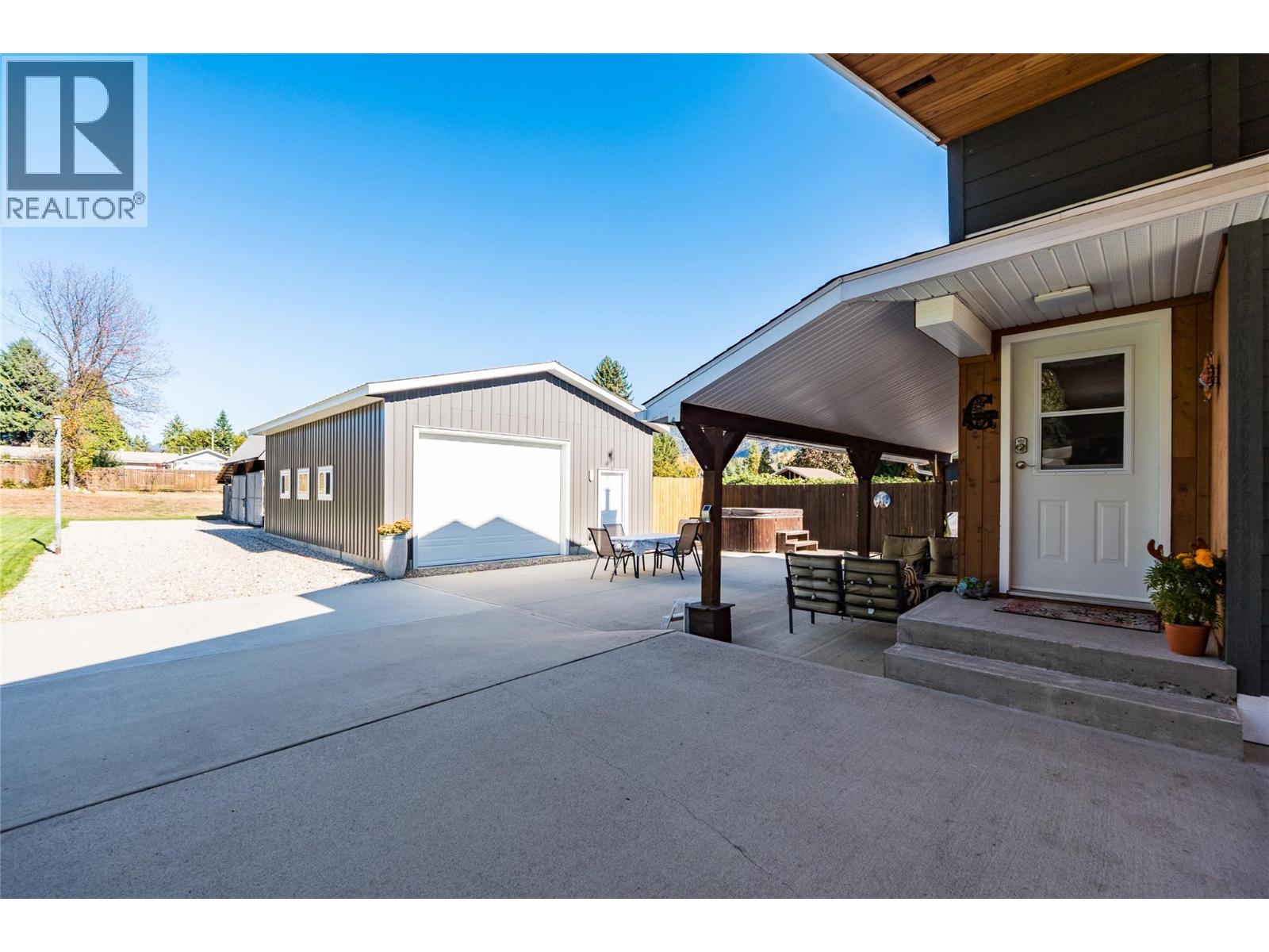 223 102nd Street, Castlegar, British Columbia V1N 3E5 - Photo 2 - 10374027