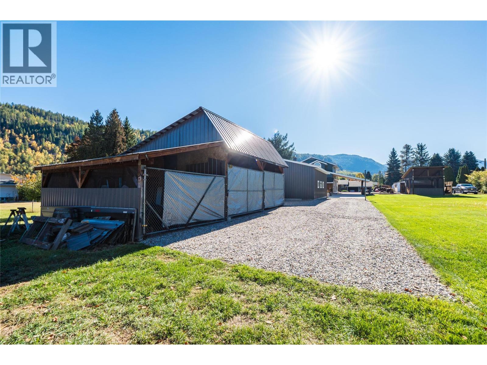 223 102nd Street, Castlegar, British Columbia V1N 3E5 - Photo 6 - 10374027