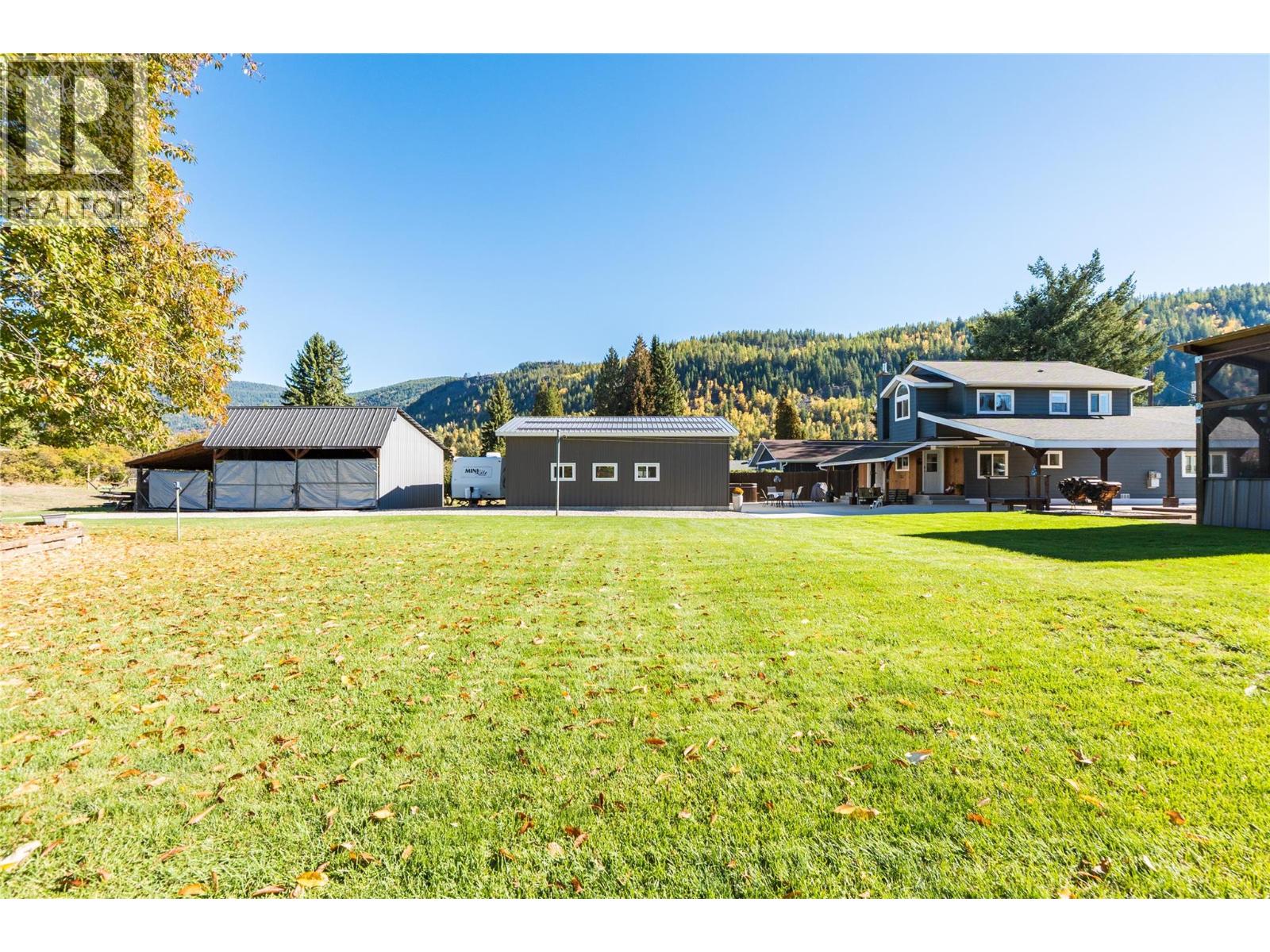 223 102nd Street, Castlegar, British Columbia V1N 3E5 - Photo 9 - 10374027