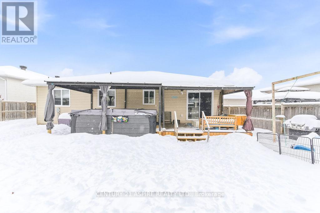 2036 Sandstone Crescent, Petawawa, Ontario  K8H 0A6 - Photo 10 - X12739052