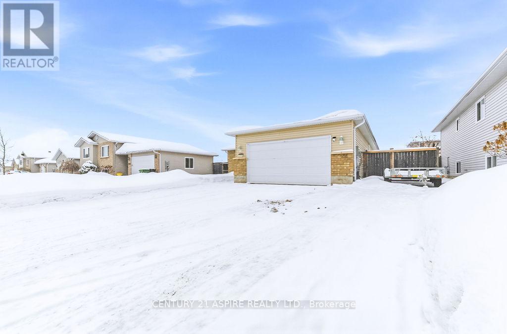 2036 Sandstone Crescent, Petawawa, Ontario  K8H 0A6 - Photo 2 - X12739052