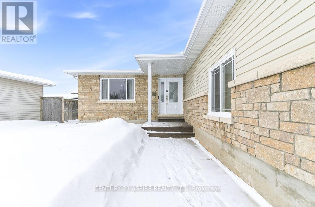 2036 Sandstone Crescent, Petawawa, Ontario  K8H 0A6 - Photo 4 - X12739052