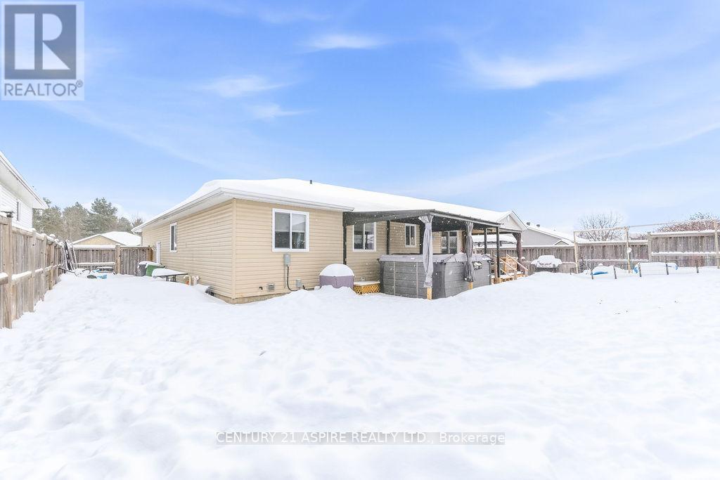 2036 Sandstone Crescent, Petawawa, Ontario  K8H 0A6 - Photo 7 - X12739052