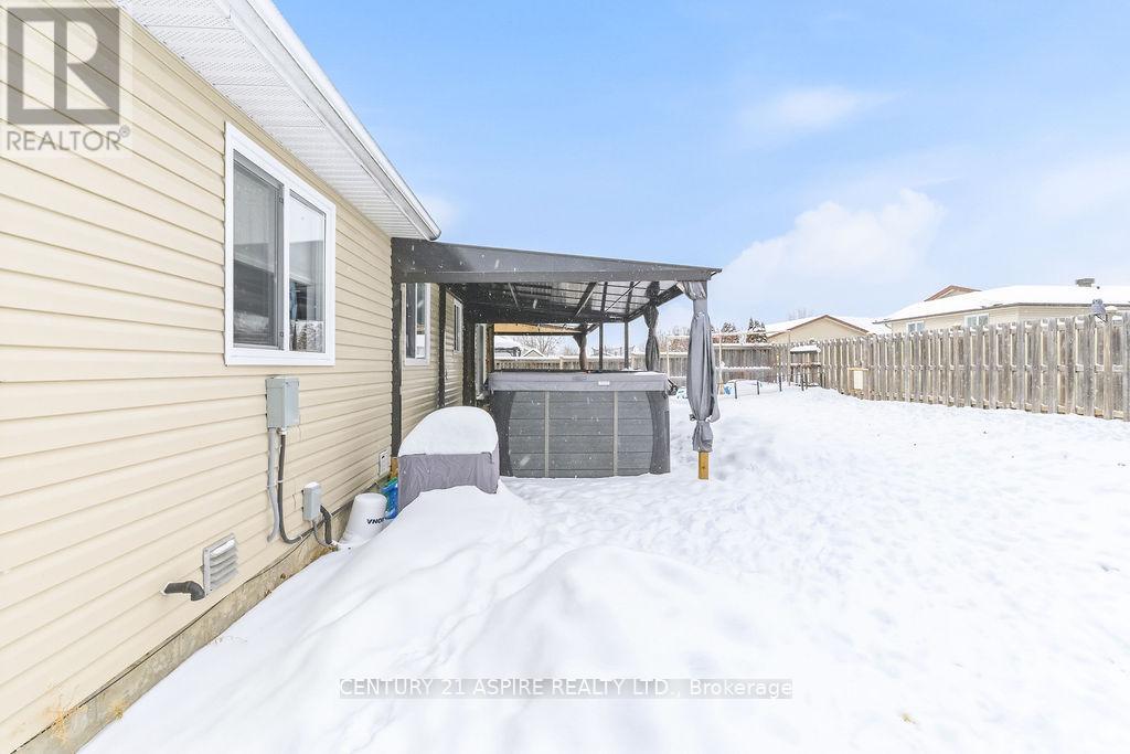 2036 Sandstone Crescent, Petawawa, Ontario  K8H 0A6 - Photo 8 - X12739052