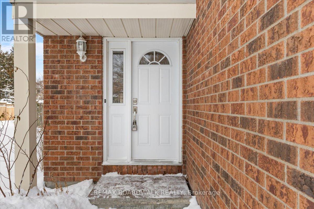 111 Celtic Court, Ottawa, Ontario  K1T 2A1 - Photo 2 - X12739128