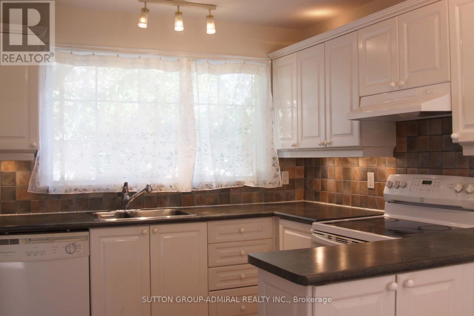 Main Fl - 141 Elvaston Drive, Toronto, Ontario  M4A 1N8 - Photo 4 - C12739104