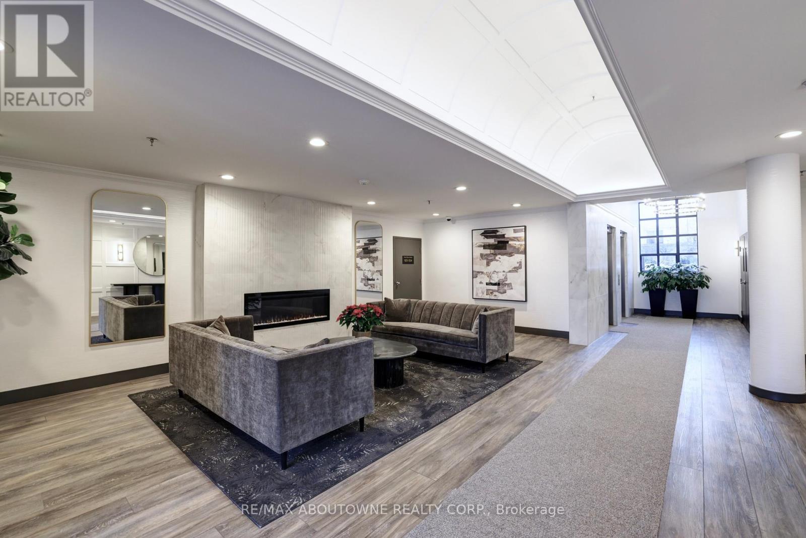 307 - 185 Robinson Street, Oakville, Ontario  L6J 7P6 - Photo 4 - W12739018