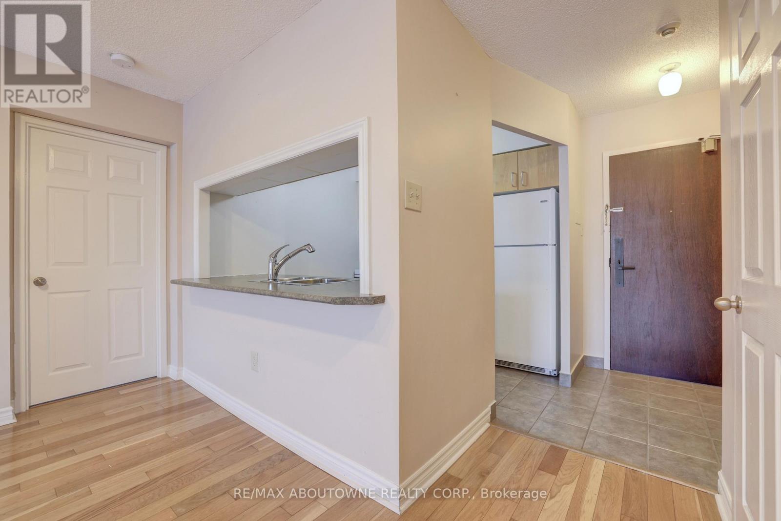 307 - 185 Robinson Street, Oakville, Ontario  L6J 7P6 - Photo 6 - W12739018