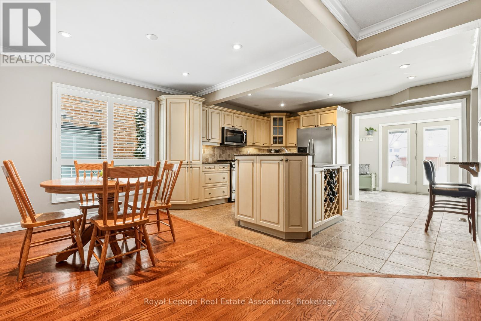 4384 Treetop Court, Mississauga, Ontario  L5L 3M7 - Photo 2 - W12739078