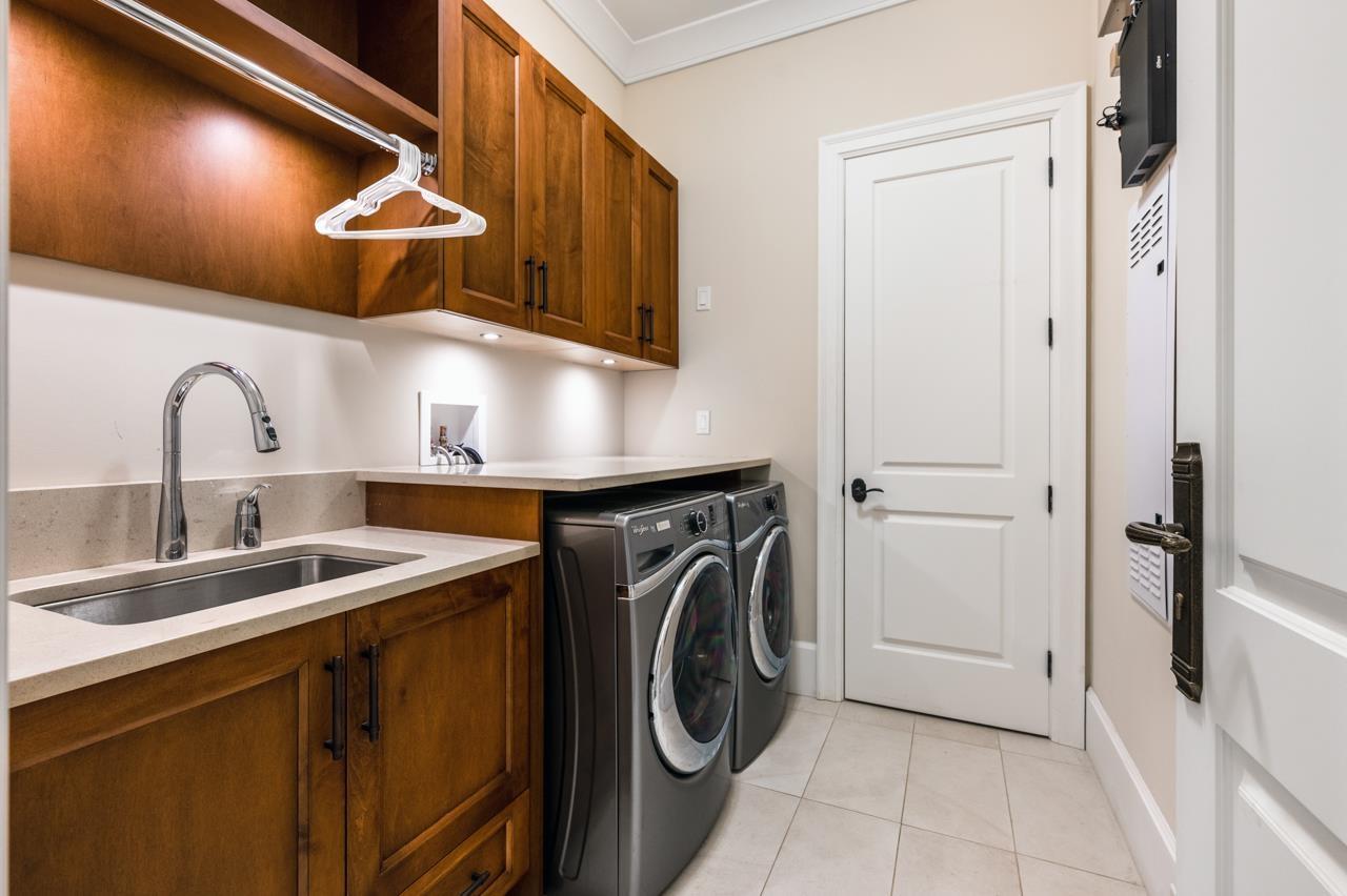 2923 Woodcrest Place, Surrey, British Columbia  V4P 2K8 - Photo 2 - R3083973