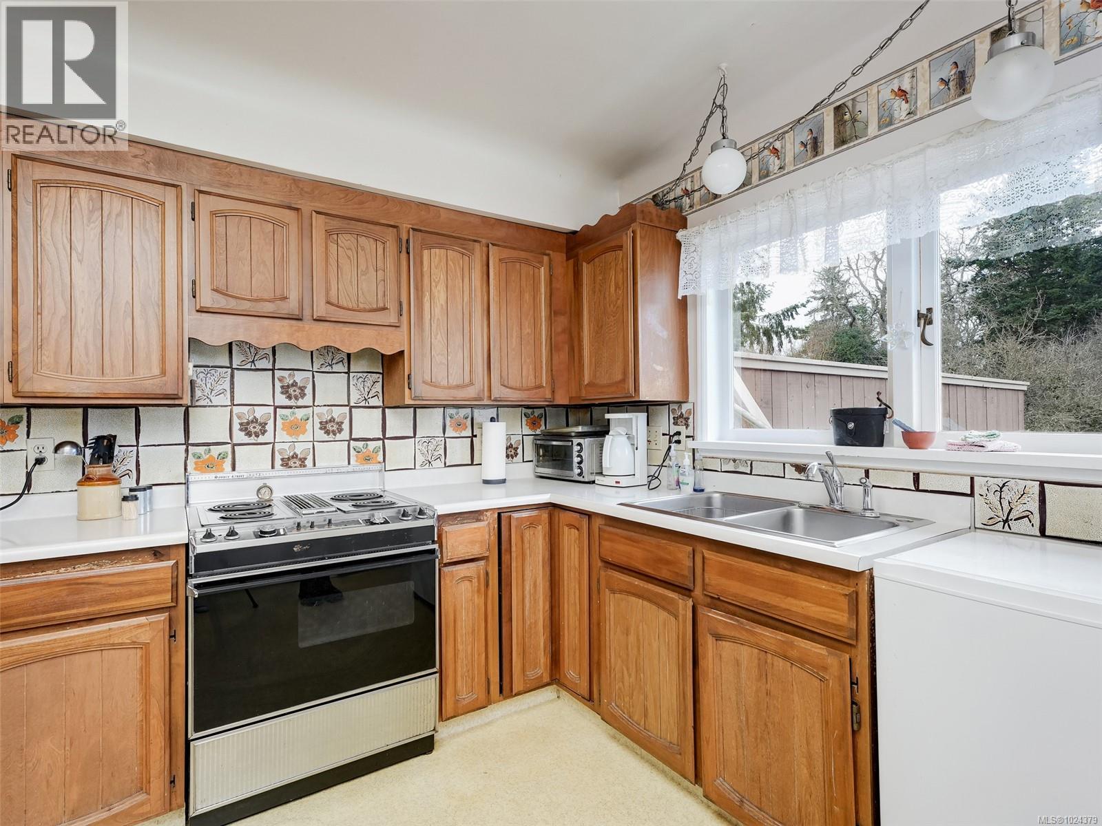 24 Gorge Rd E, Victoria, British Columbia  V9A 1K8 - Photo 3 - 1024379