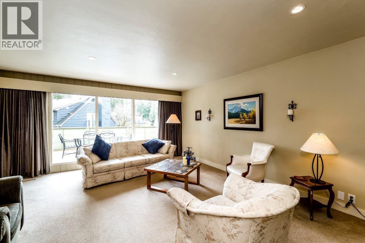 4302 Carolyn Drive, North Vancouver, British Columbia  V7R 4A4 - Photo 3 - R3084510