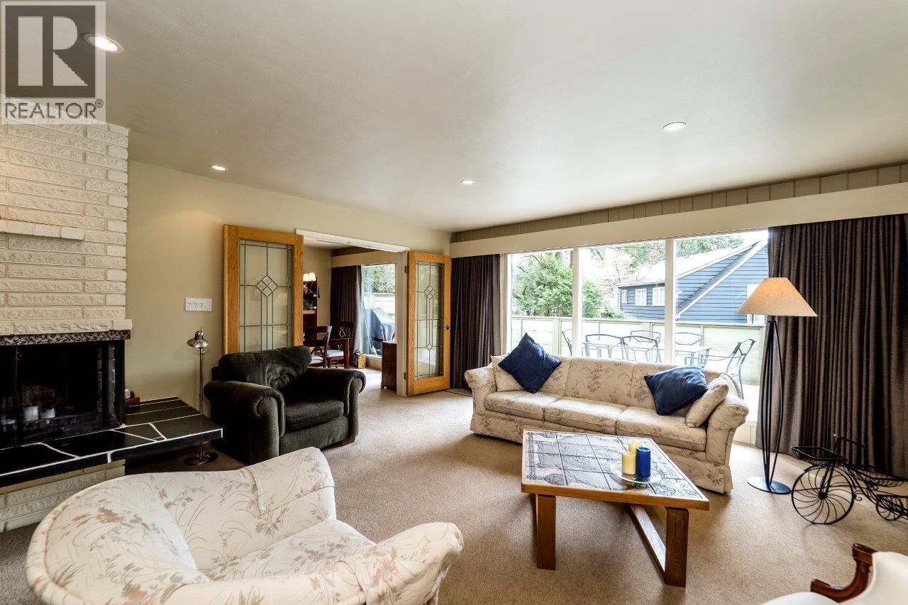 4302 Carolyn Drive, North Vancouver, British Columbia  V7R 4A4 - Photo 4 - R3084510