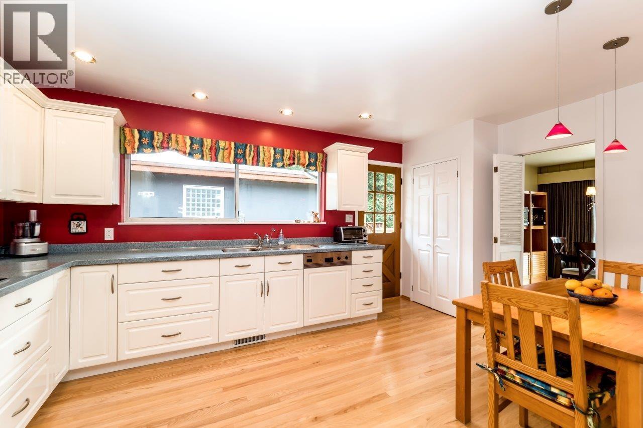 4302 Carolyn Drive, North Vancouver, British Columbia  V7R 4A4 - Photo 8 - R3084510