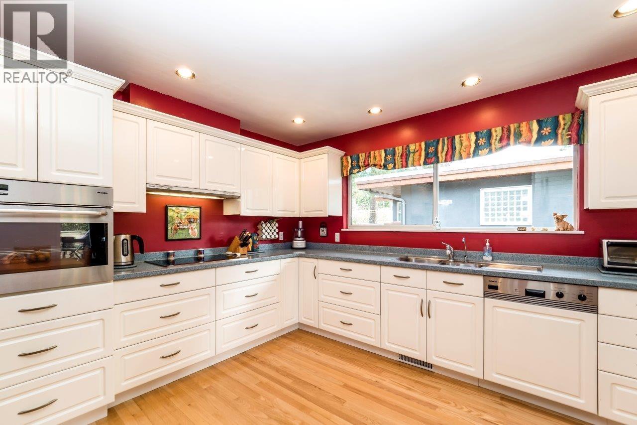 4302 Carolyn Drive, North Vancouver, British Columbia  V7R 4A4 - Photo 9 - R3084510