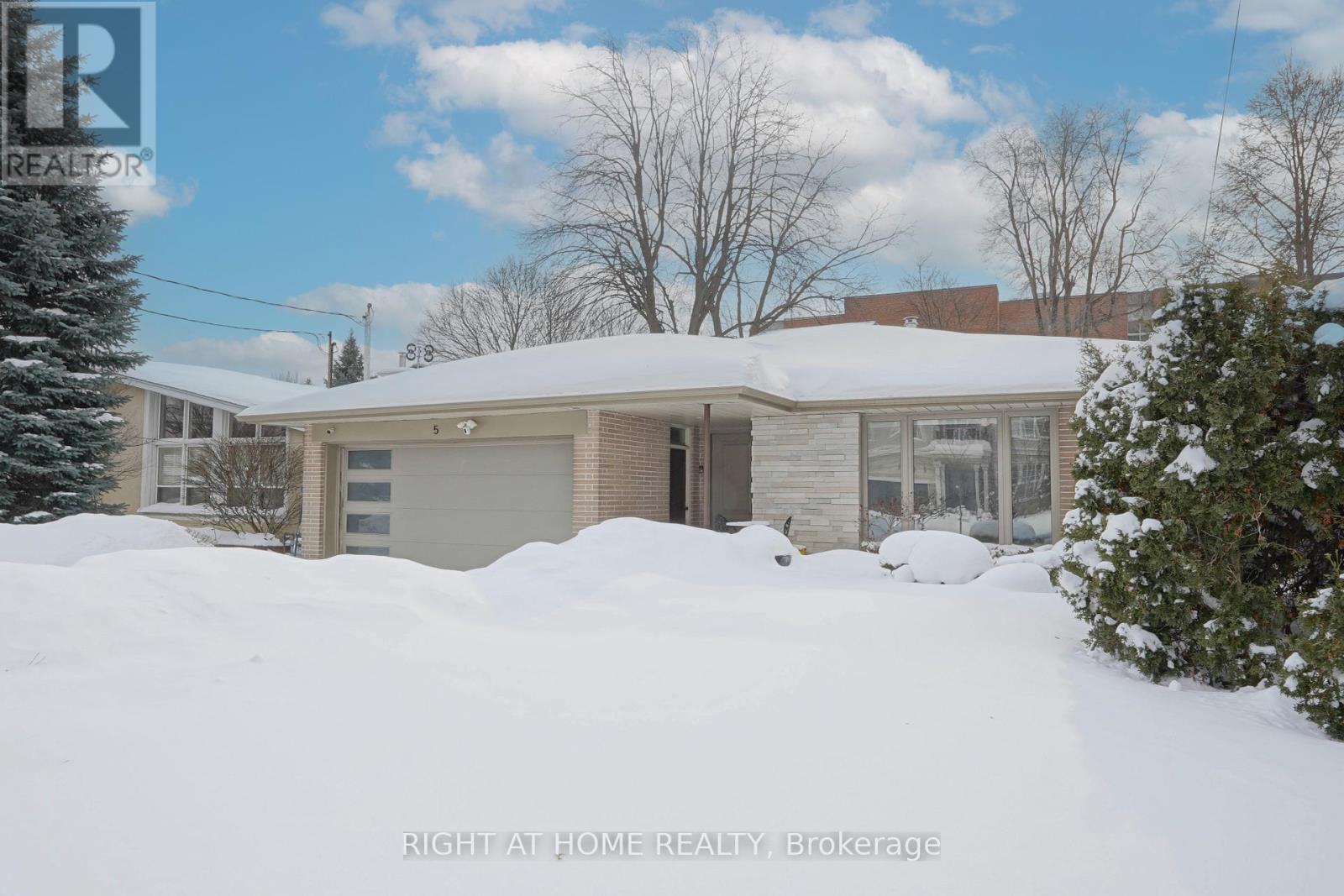 5 WINDHAM DRIVE, Toronto, Ontario