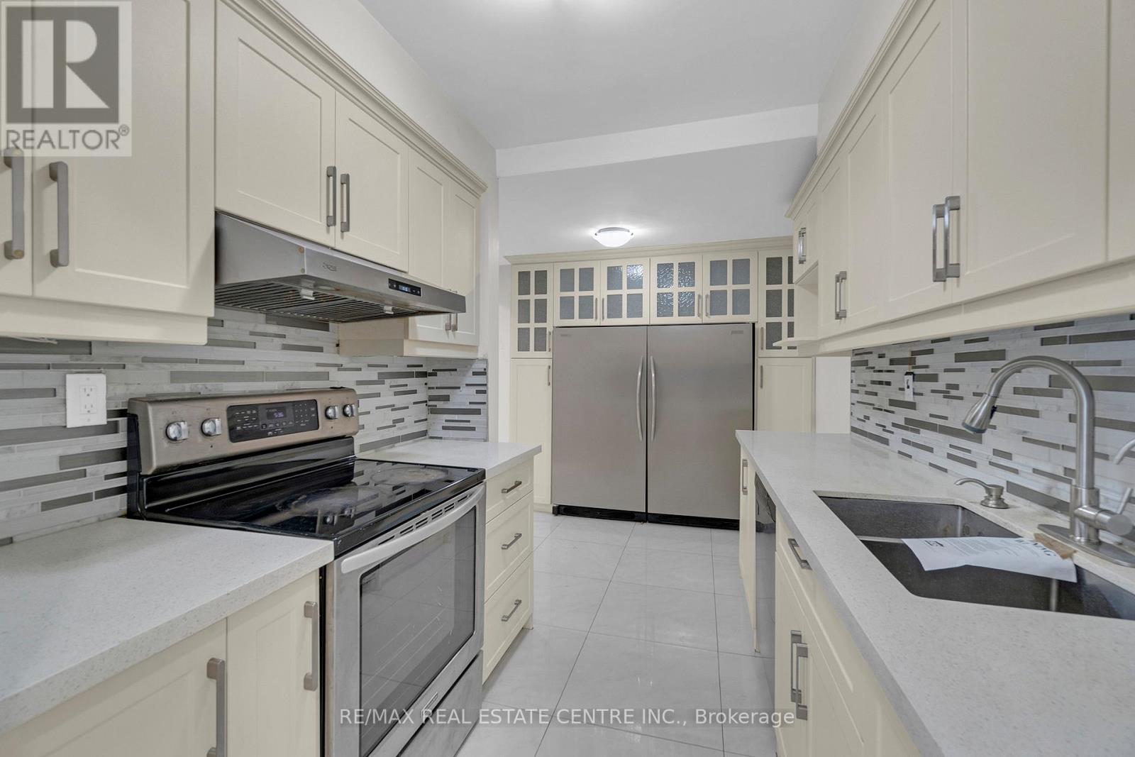 29 Gatwick Lane, Brampton, Ontario  L6S 2E4 - Photo 9 - W12736684