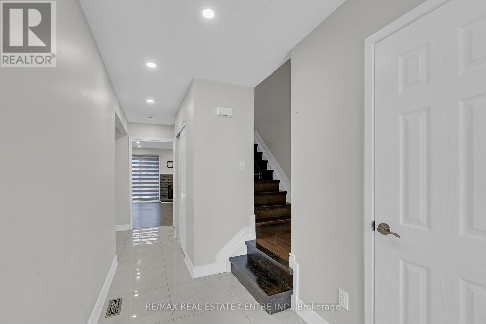 29 Gatwick Lane, Brampton, Ontario  L6S 2E4 - Photo 3 - W12736684