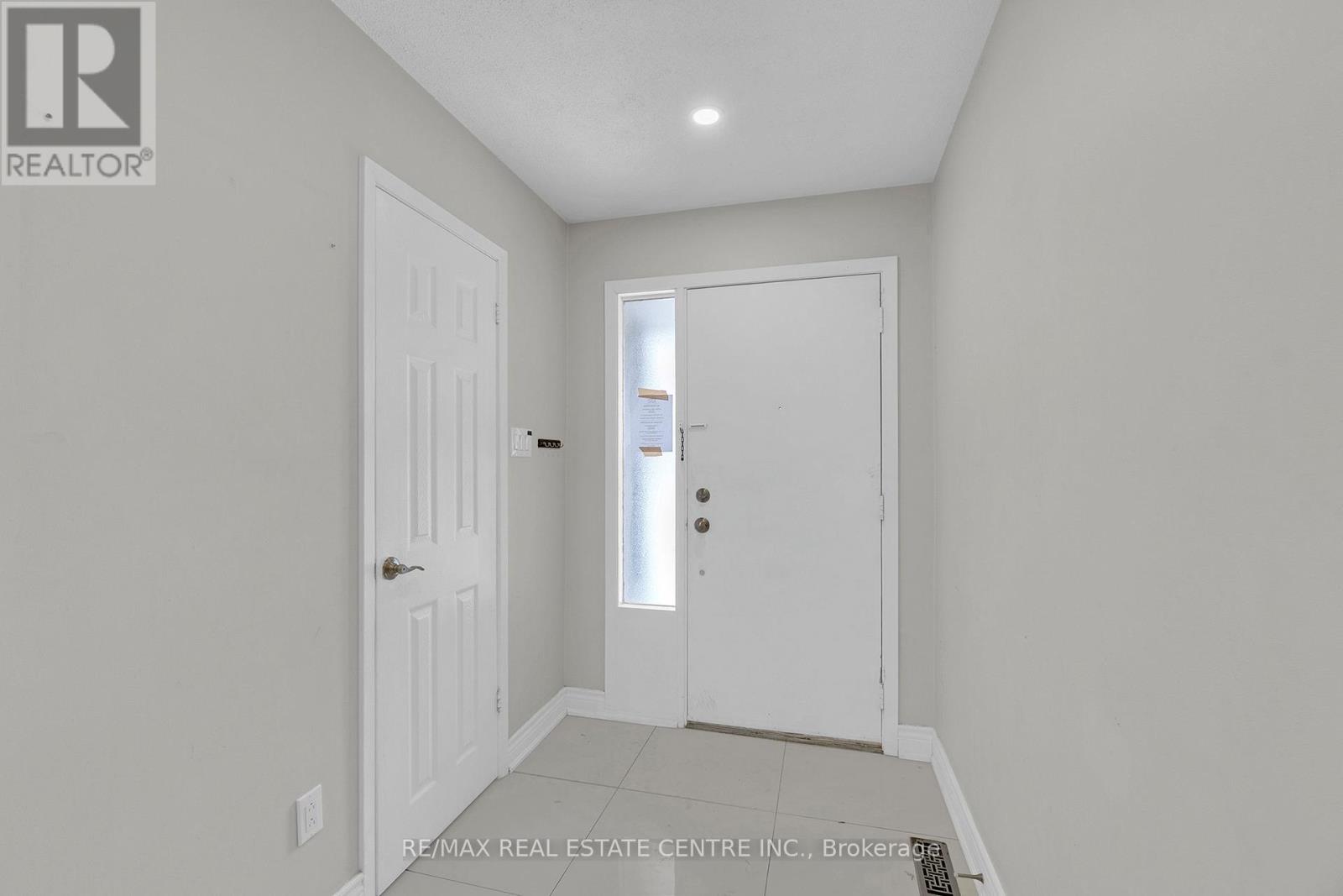 29 Gatwick Lane, Brampton, Ontario  L6S 2E4 - Photo 2 - W12736684