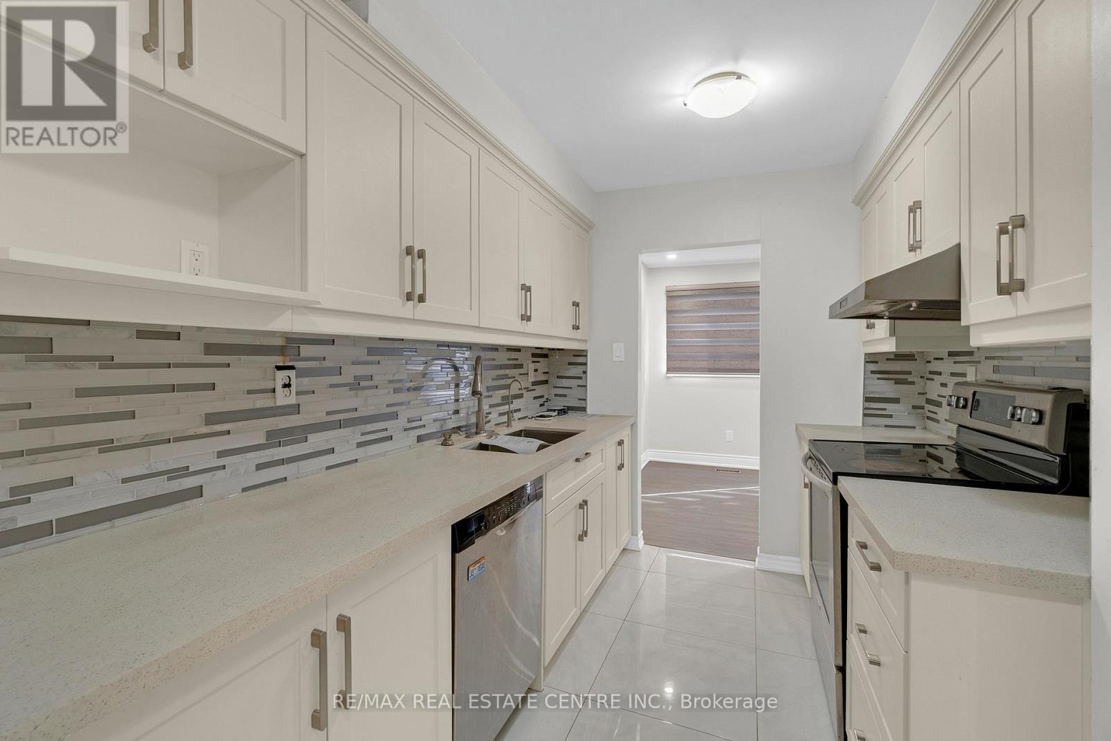 29 Gatwick Lane, Brampton, Ontario  L6S 2E4 - Photo 10 - W12736684